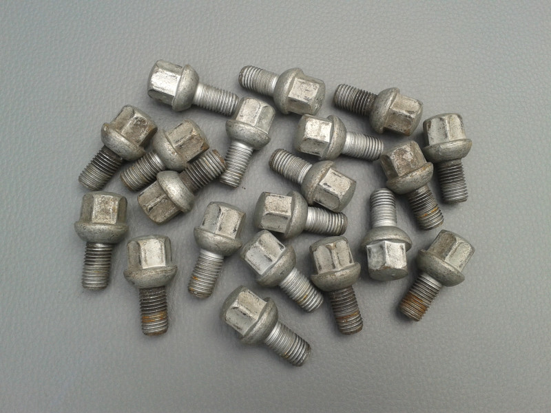 20 orig. Radschrauben für Stahlfelgen W126 W201 W124 R129 A0009904507