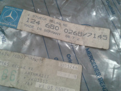 Belag / Teppich an Mittelkonsole rechts W124 / S124 1. Serie A1246800268 7145