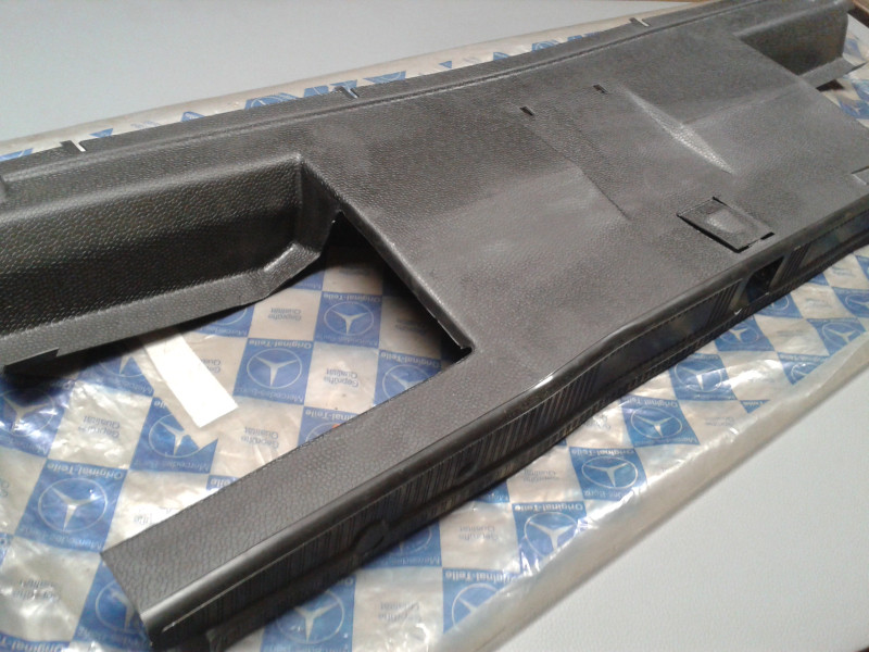 Verkleidung Heckmittelstück Kofferraum W201 190E/D A2016940425