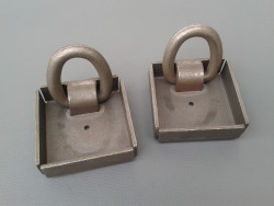 2 Verzurrösen, alt + massiv