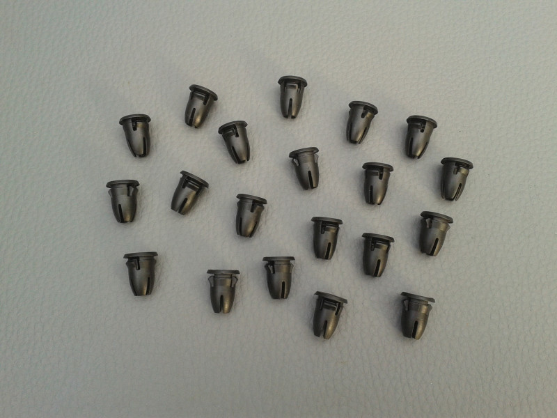 20x Tülle / Stopfen für Zierleisten S-Klasse W220 CL W215 C215 A0099972281