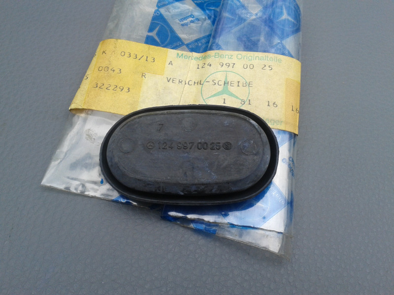 Verschlußscheibe / Stopfen oval für ZV / Fensterheber W201 W124 A1249970025