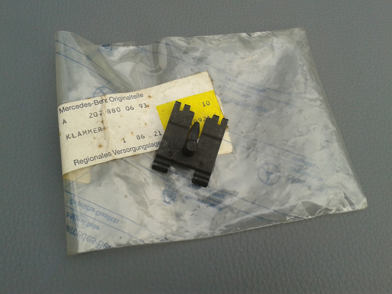 Klammer für Chromleiste hi. mitte 955 C-Klasse W202 A2028800693