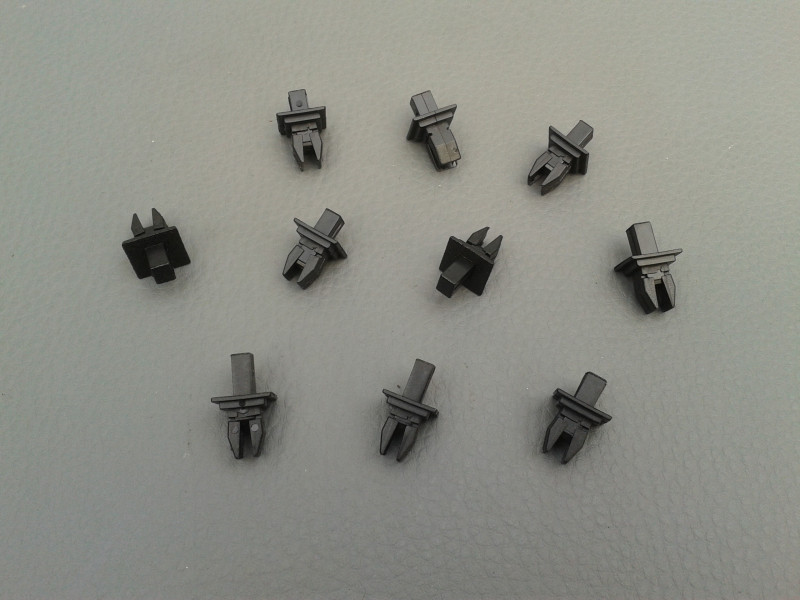 10x Clip / Spreizniet Lüftungsgitter W123 A1239900492