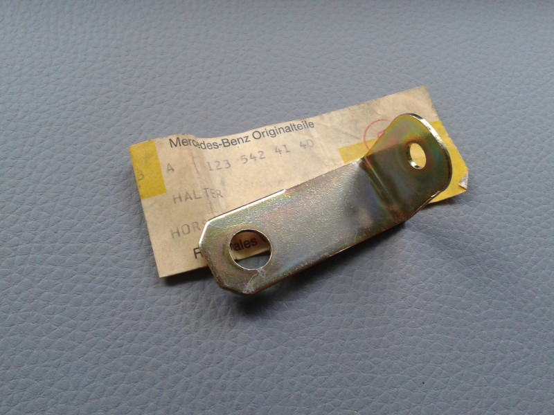 Halter für Tachowelle an Kupplungsgehäuse W123 W201 W463 A1235424140