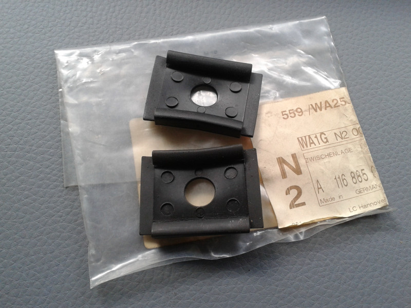 2x Unterlage / Zwischenlage an Stoßstange hi. W116 C123 A1168850097