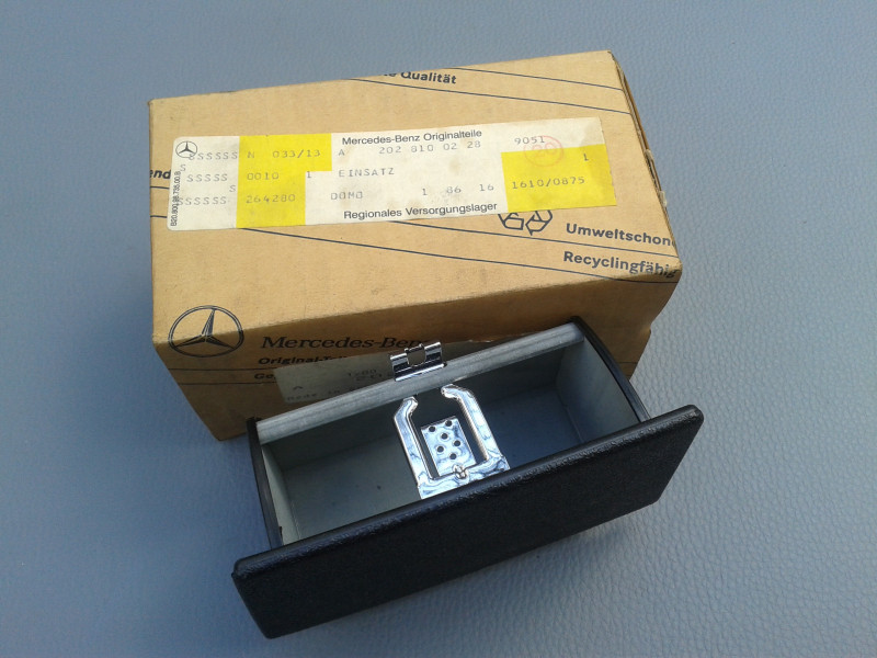 Aschenbecher Einsatz für Mittelarmlehne C-Klasse W202 A2028100228 9051