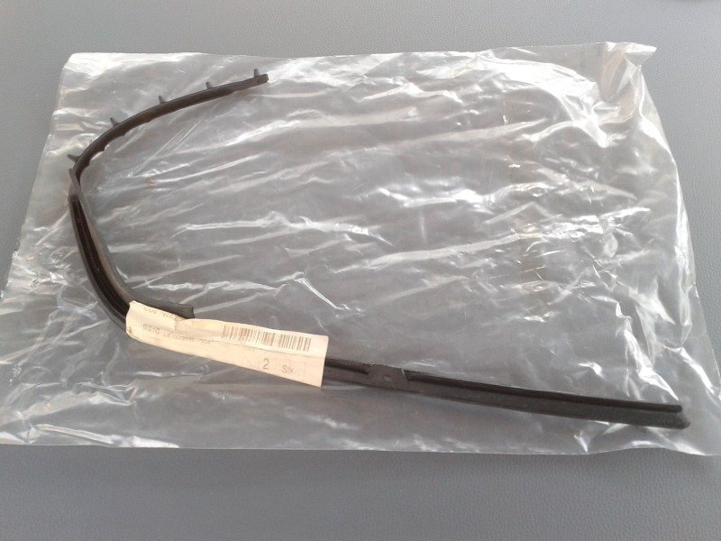 Dichtung für Blende unter Scheinwerfer rechts C-Klasse W202 A2028260480