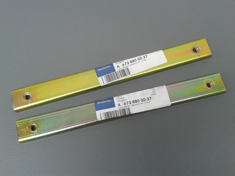 2x Winkel / Halter Kotflügel vorne LK W676 W677 A6738800037